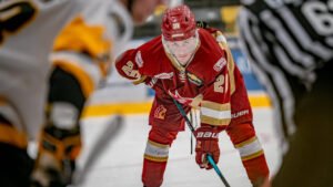 Maximilian Brunner im roten Trikot der Chilliwack Chiefs während eines Eishockeyspiels auf dem Eis.