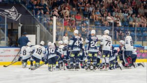 Öffentliches Training der Blue Devils Weiden in der Hans-Schröpf-Arena: Cheftrainer Dave Matsos erklärt den Spielern eine Übung, während zahlreiche Zuschauer auf der Haupttribüne zusehen.