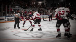 Eishockeyspiel in der Landshuter Fanatec Arena: Spieler des EV Landshut und der Kölner Haie beim Bully vor gut gefüllten Rängen.