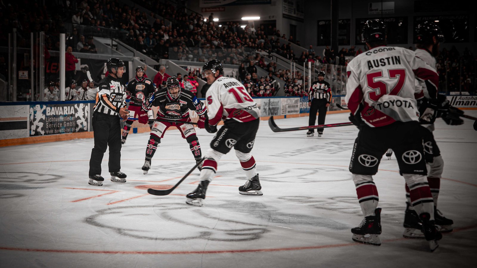 Eishockeyspiel in der Landshuter Fanatec Arena: Spieler des EV Landshut und der Kölner Haie beim Bully vor gut gefüllten Rängen.