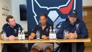 Pressgespräch der Blue Devils Weiden in der Devils Lounge der Hans-Schröpf-Arena mit Sportlichem Leiter Stephan Seeger Jr. (links), Moderator Daniel Sommer (Mitte) und Cheftrainer Dave Matsos (rechts).