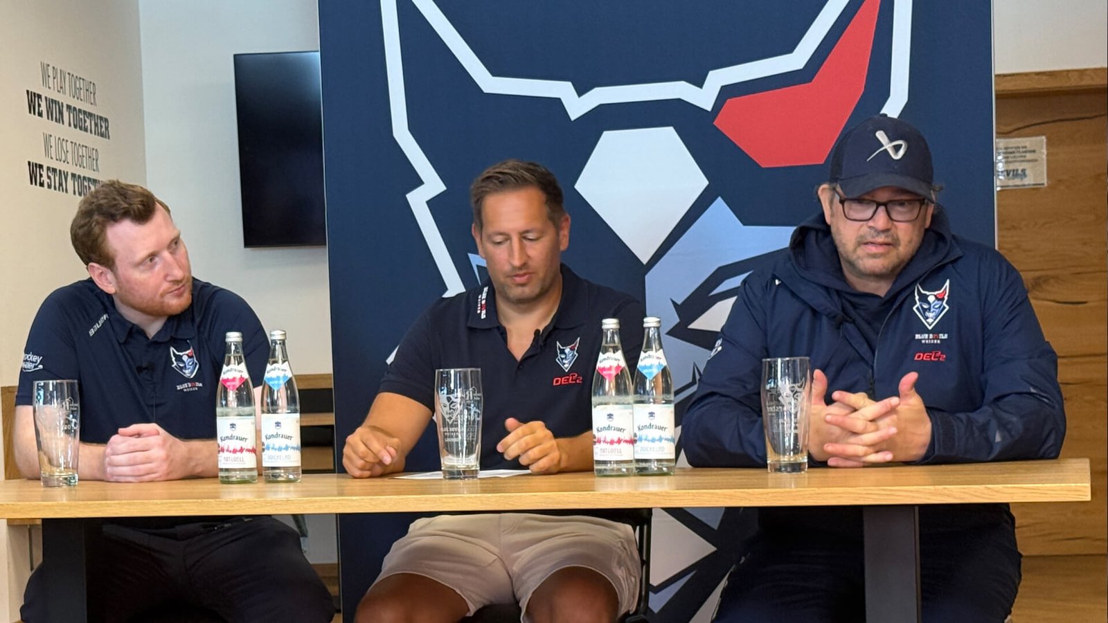 Pressgespräch der Blue Devils Weiden in der Devils Lounge der Hans-Schröpf-Arena mit Sportlichem Leiter Stephan Seeger Jr. (links), Moderator Daniel Sommer (Mitte) und Cheftrainer Dave Matsos (rechts).