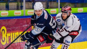 Lukas Ribarik, Blue Devils Weiden, im Zweikampf mit einem Spieler von Memmingen.