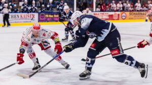 Michael Regush von den Blue Devils Weiden im Zweikampf mit einem Spieler von den Eispiraten Crimmitschau